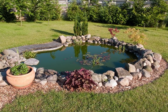 Verschiedene Elemente wir Teich, Sitzplatz für einen schönen Garten